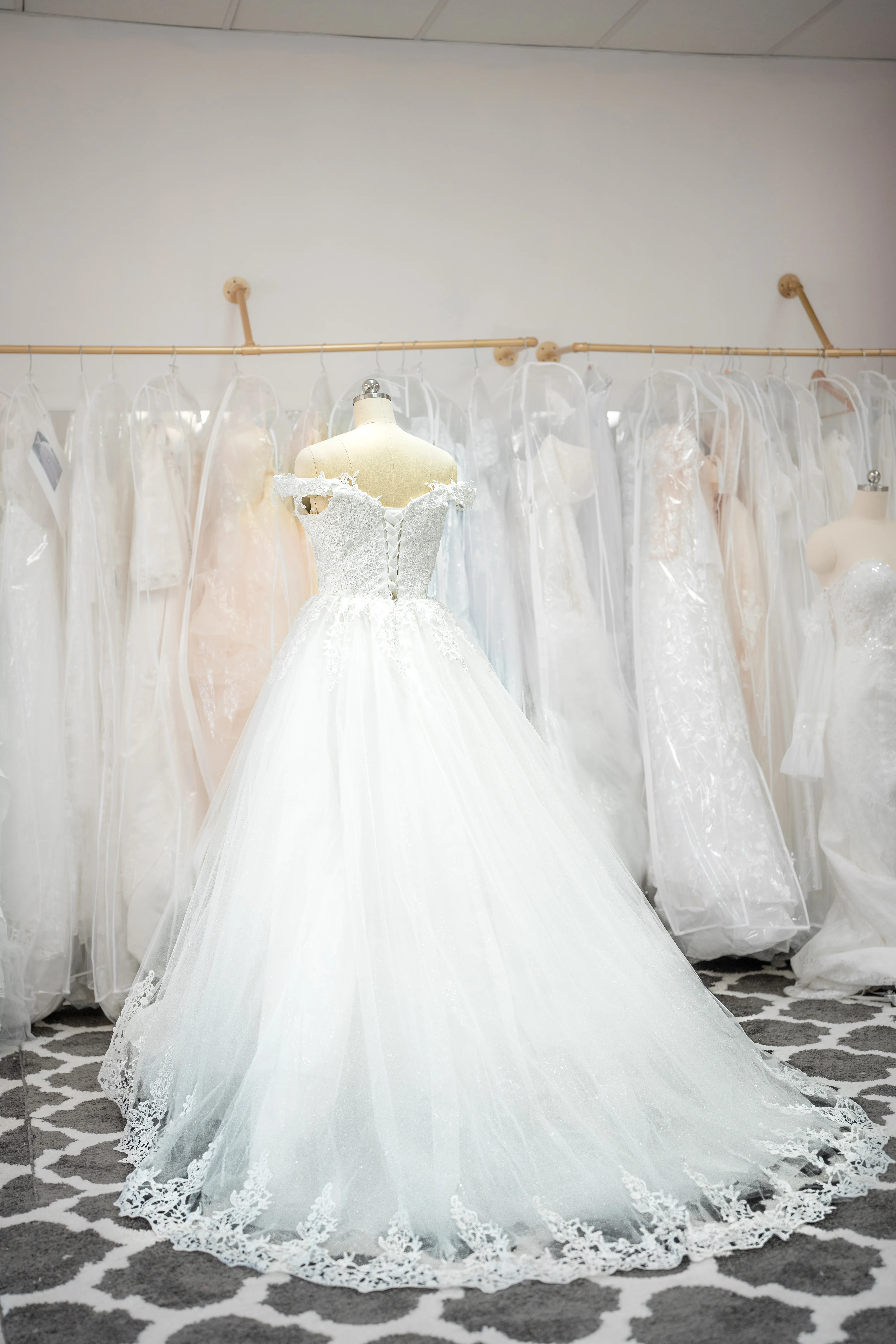 White cap-sleeve lace wedding gown photo 2