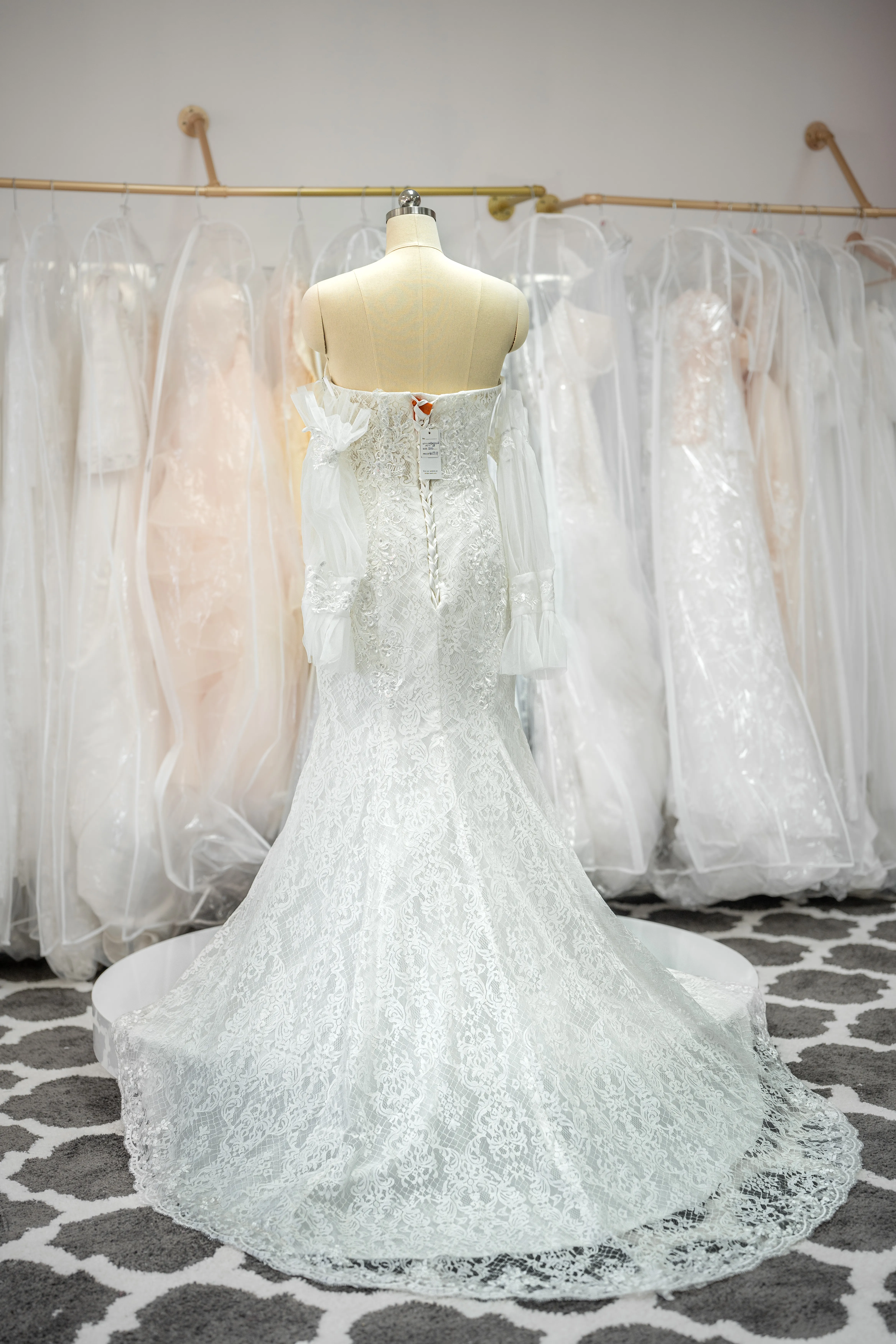 White lace mermaid gown photo 2